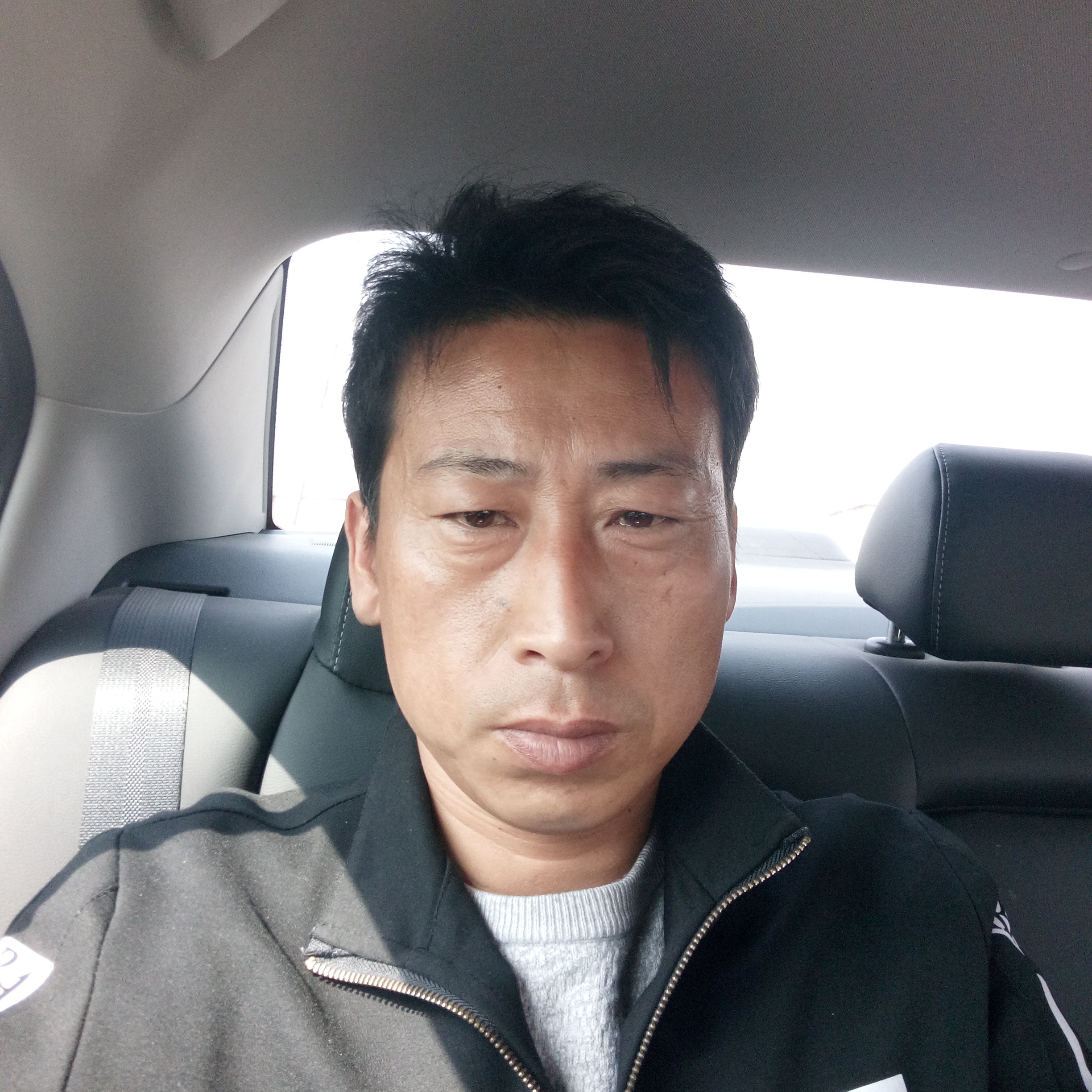 风中等待美女的照片