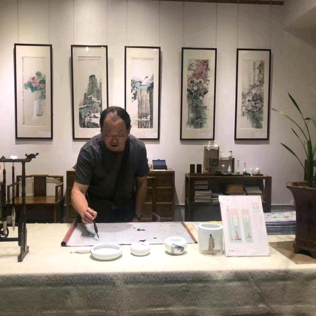 青衣愿健壮的照片