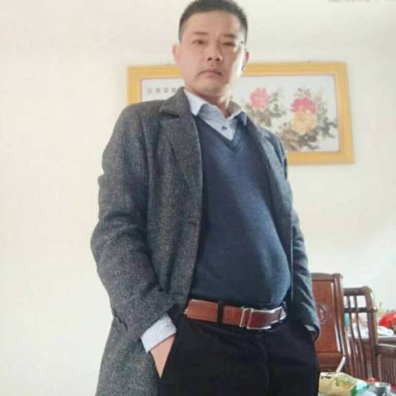 平湖深拥阔达的照片
