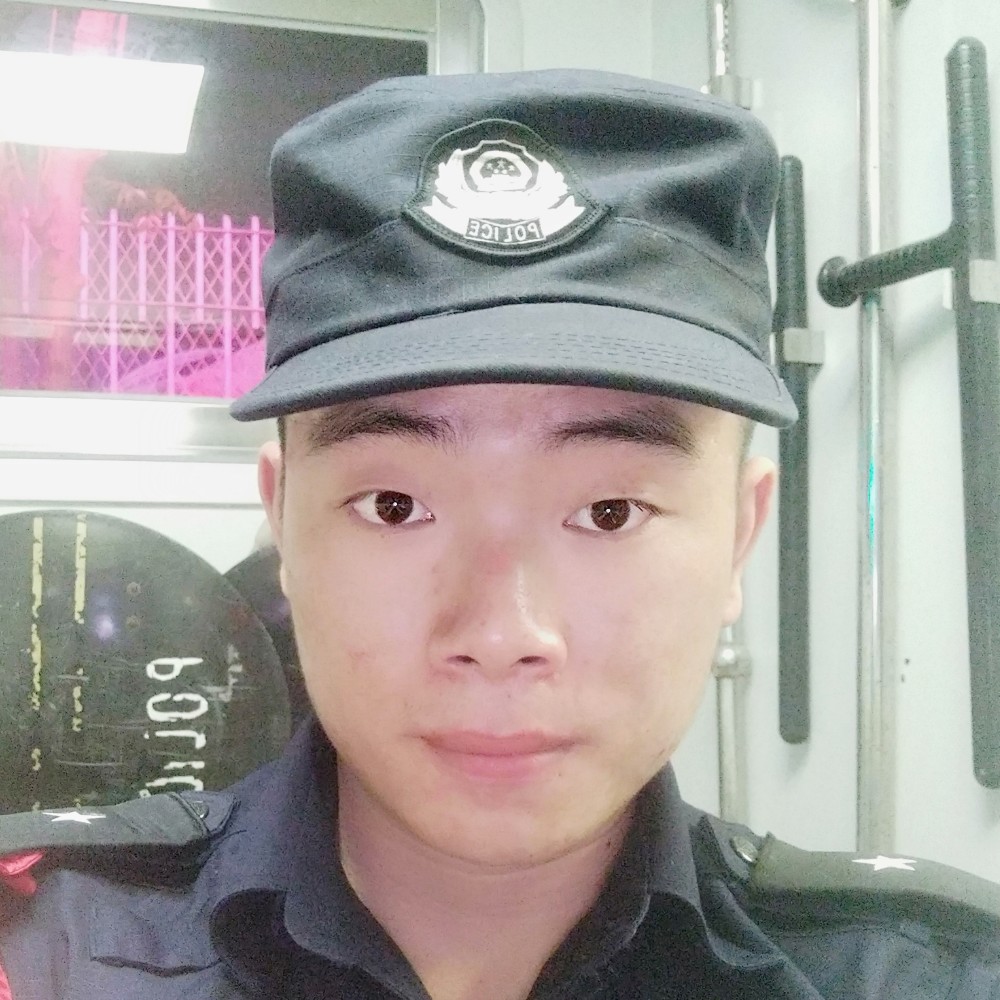 灵巧等待金鱼的照片