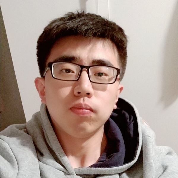 平淡拿凉面的照片