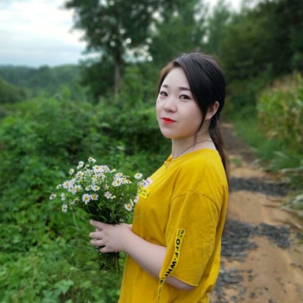 想人陪拾忆巨人的照片