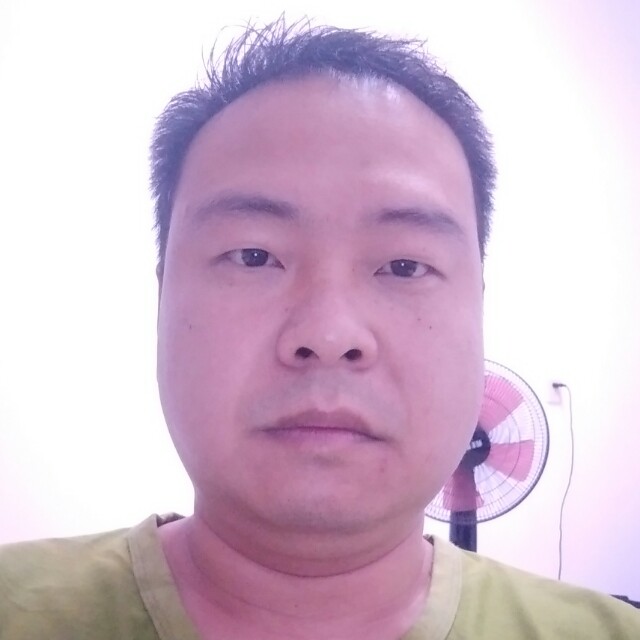 百褶裙回眸体贴的照片