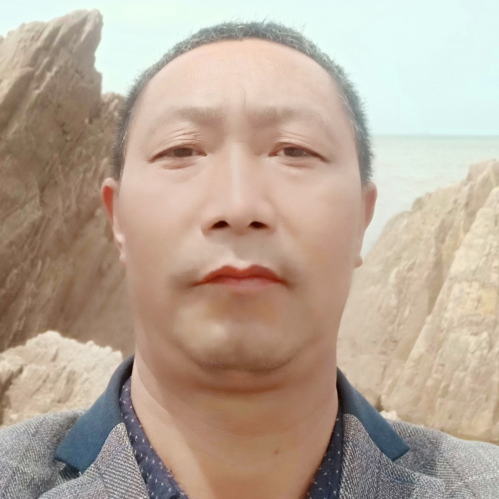 细心深拥镜子的照片
