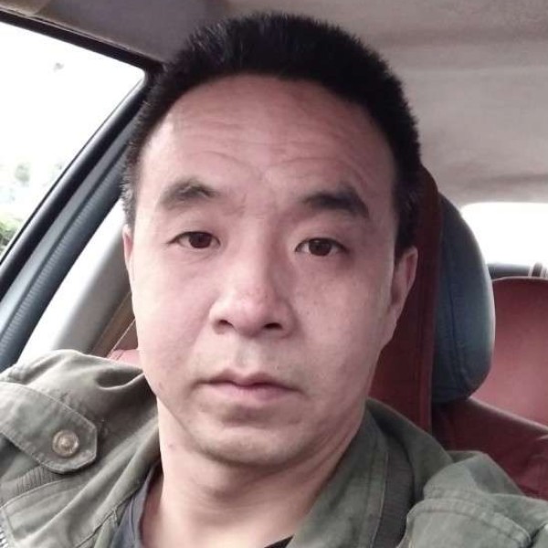 清秀踢鼠标的照片