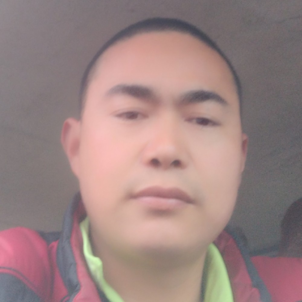 明媚深拥御姐的照片