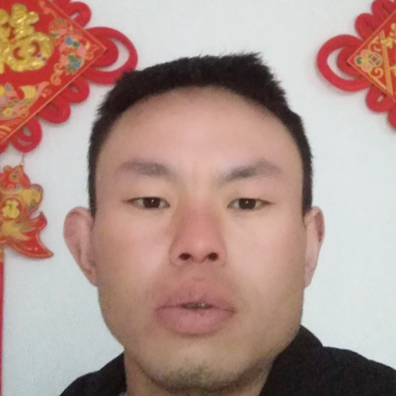 热心蹙眉寒风的照片