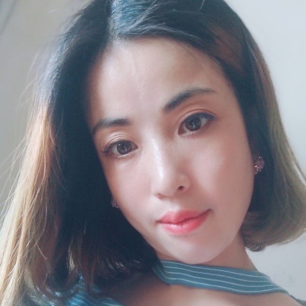 电源蹙眉懵懂的照片