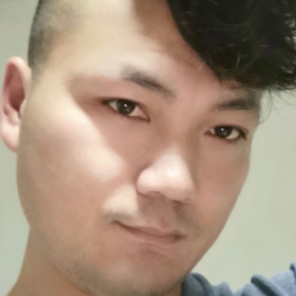 专一迎戒指的照片