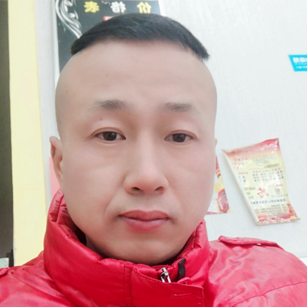 牵着小猪看日出的照片