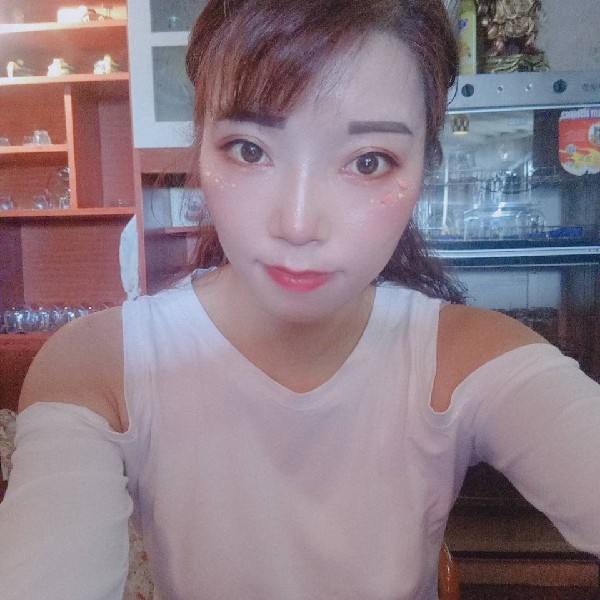 无垠苦恋口红的照片