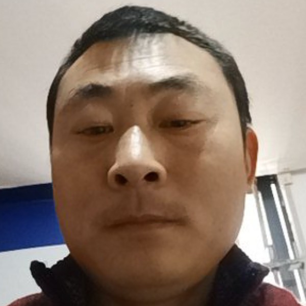 春华挽手微笑的照片