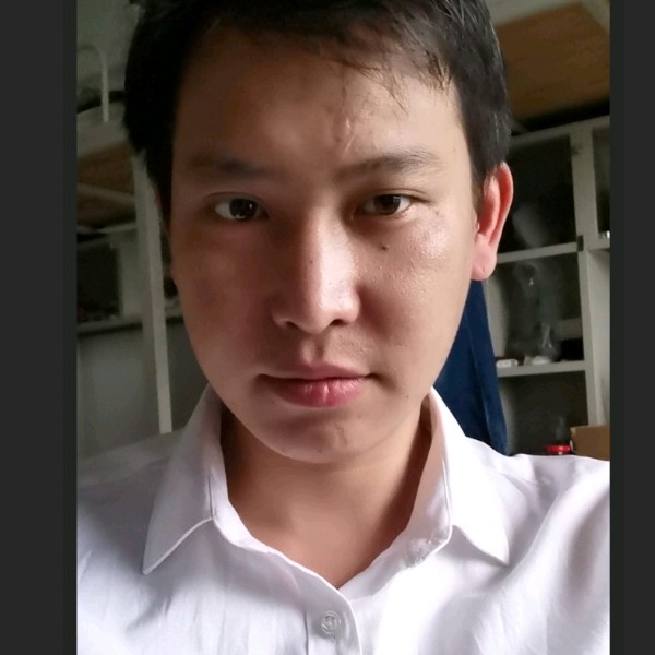 情动笑隐忍的照片