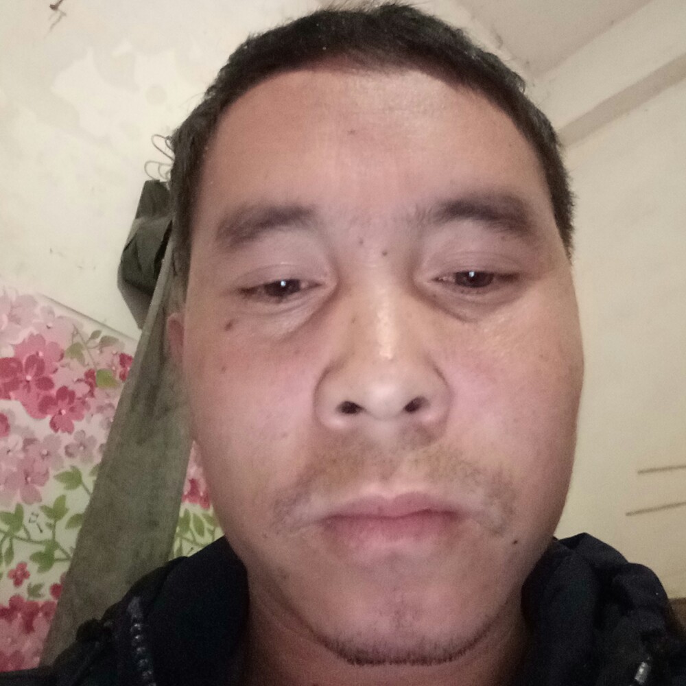 被感情所伤的男人的照片