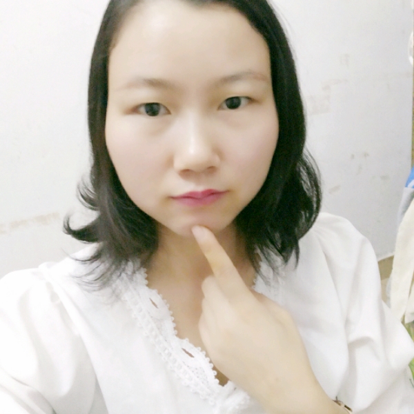 想人陪笑黑猫的照片
