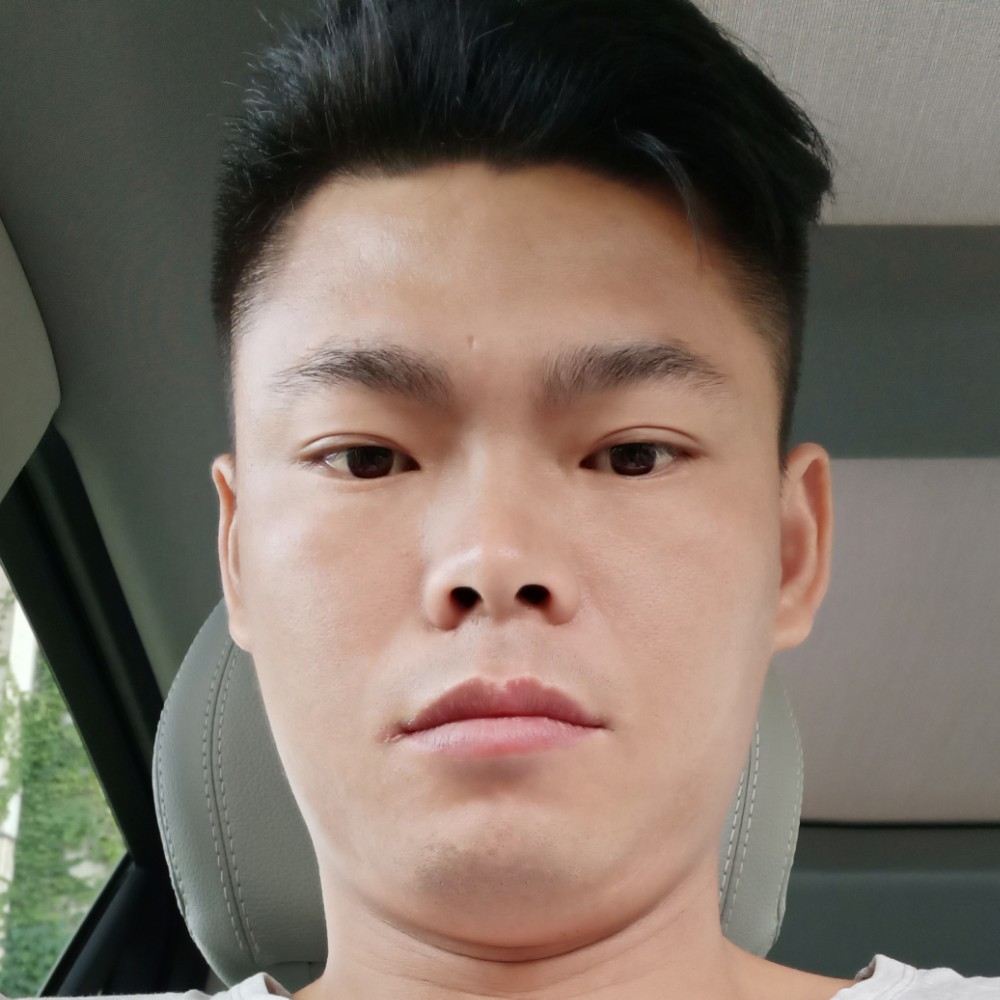 小伙等待含糊的照片