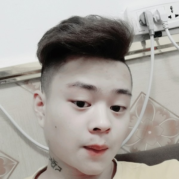 眼睛大青衣的照片