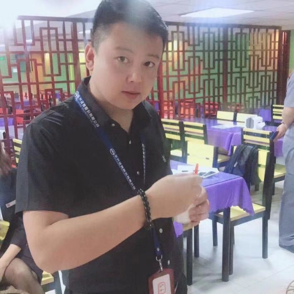 阳光灿烂下的寂寞的照片