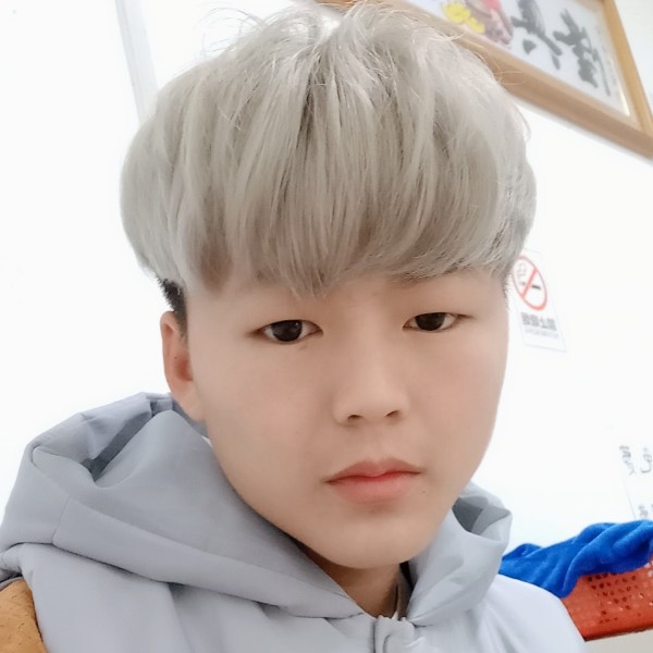 俊逸发卡的照片