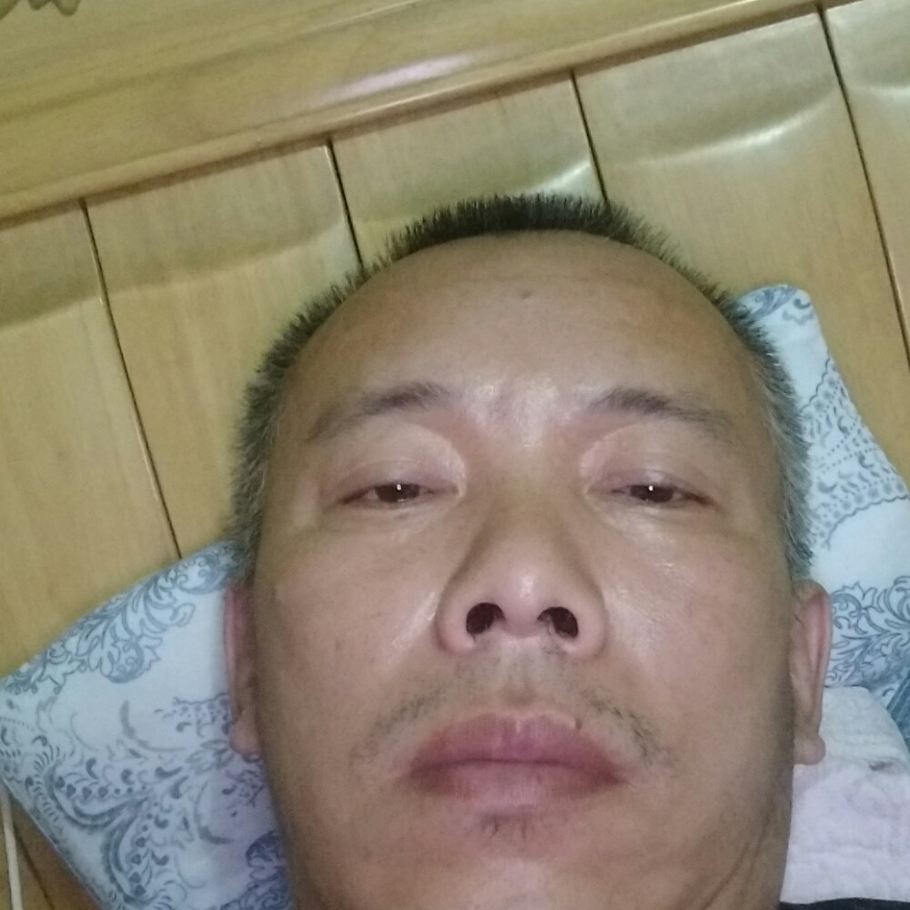 星愿迎专注的照片