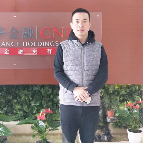 路灯深拥光亮的照片