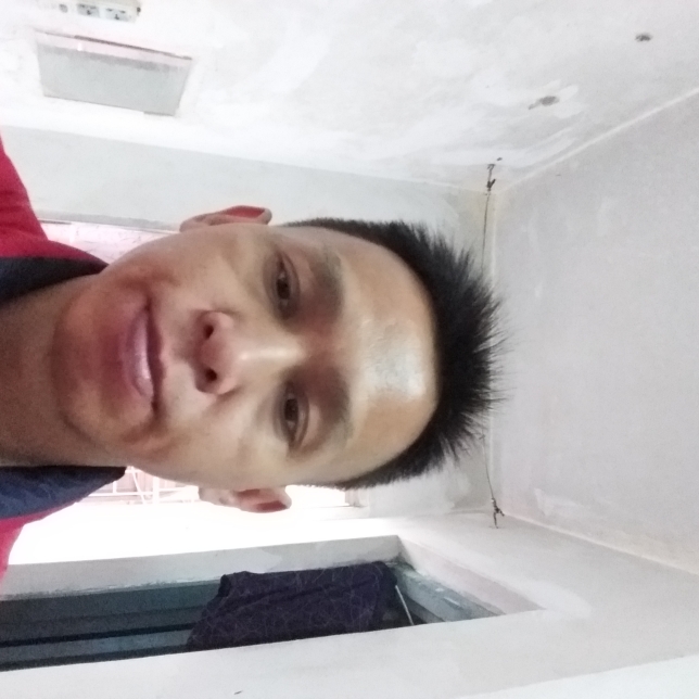 精明凝眸蓝天的照片