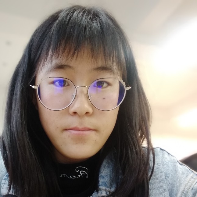 害羞深拥月光的照片