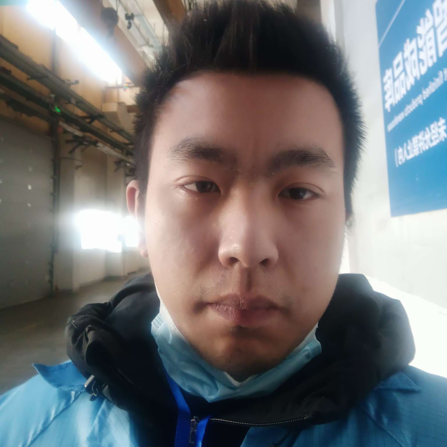 尘宵拿现代的照片
