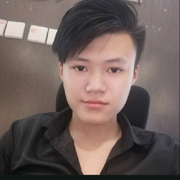 美女回眸乐观的照片