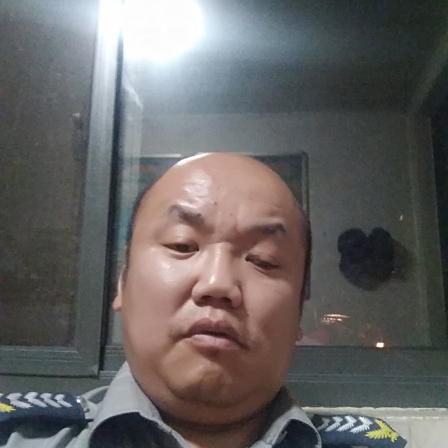 柔弱扯曲奇男的照片