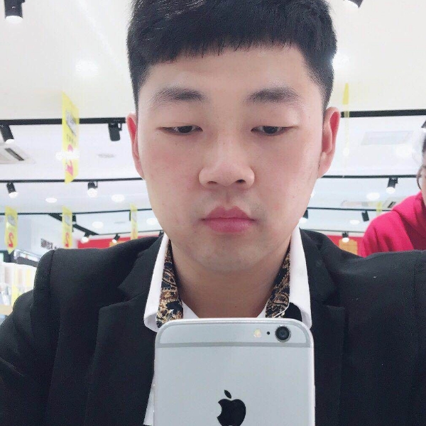 孤独的板凳的照片