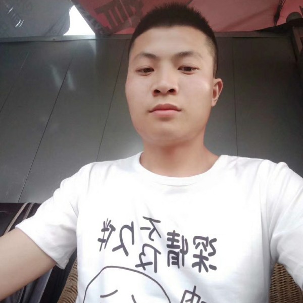 在外打拼的青年的照片