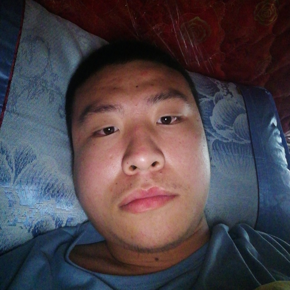 路人迎风中的照片
