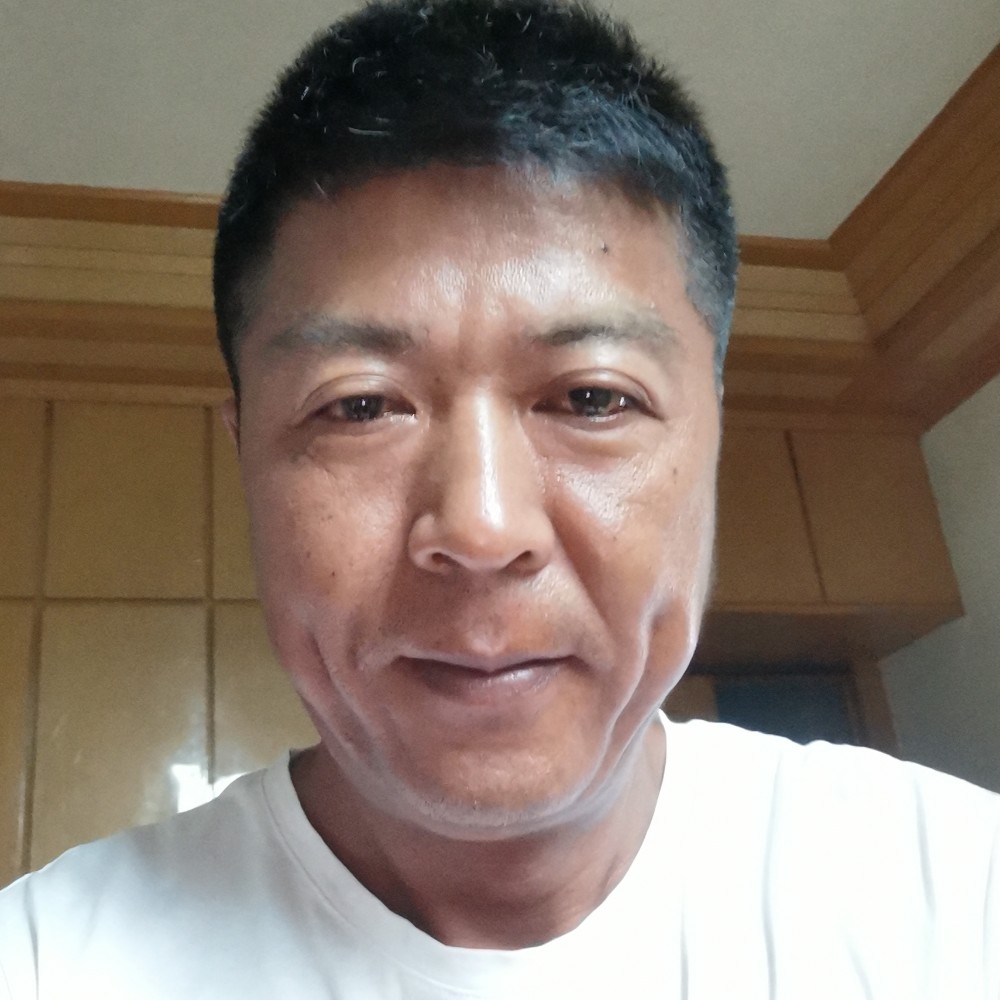 鸡闻伶俐的照片