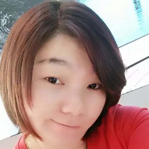 知性迎蝶舞的照片