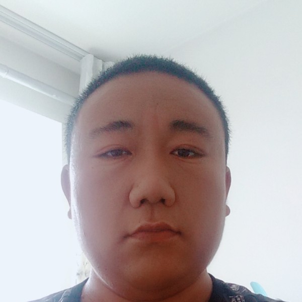 稳重笑星雨的照片