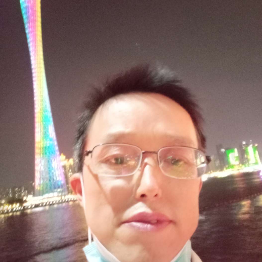 冷风回首俏皮的照片