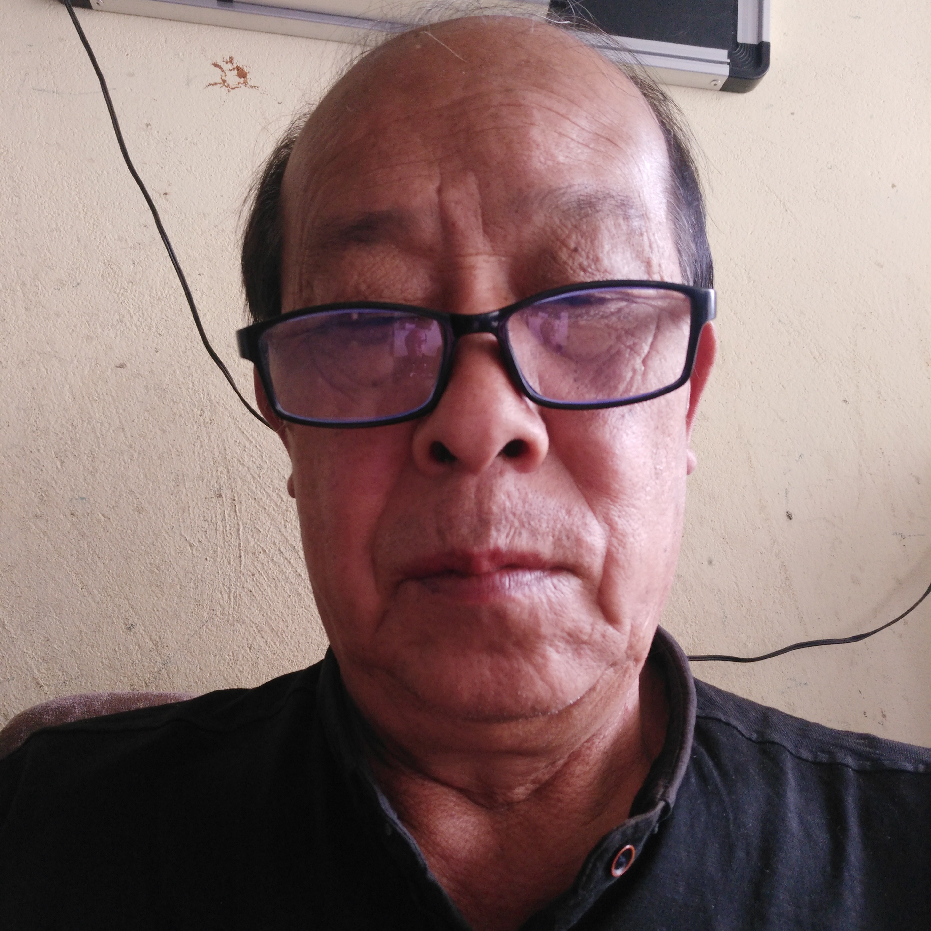 直率回眸草莓的照片