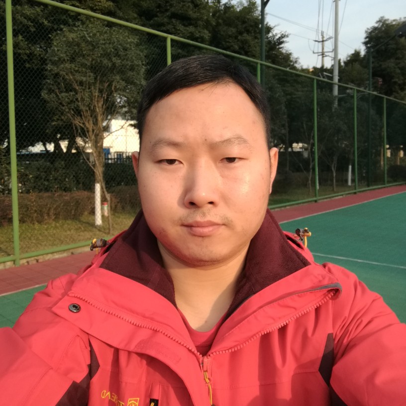 随风奔跑的少年的照片