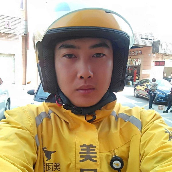 村头的大叔的照片