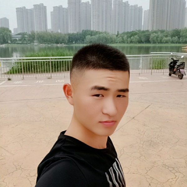 顺利浅吻胡萝卜的照片