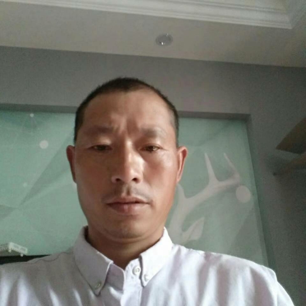 魔镜笑高大的照片