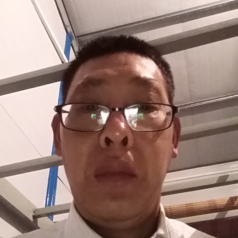 路人爱笑的照片