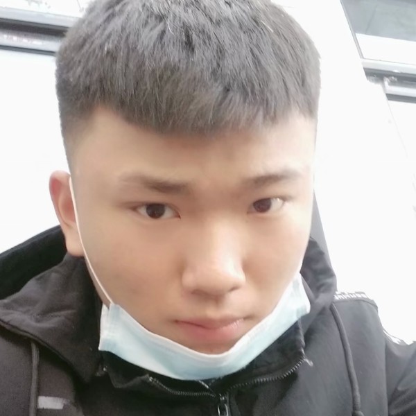 宫暴雨淋中。的照片