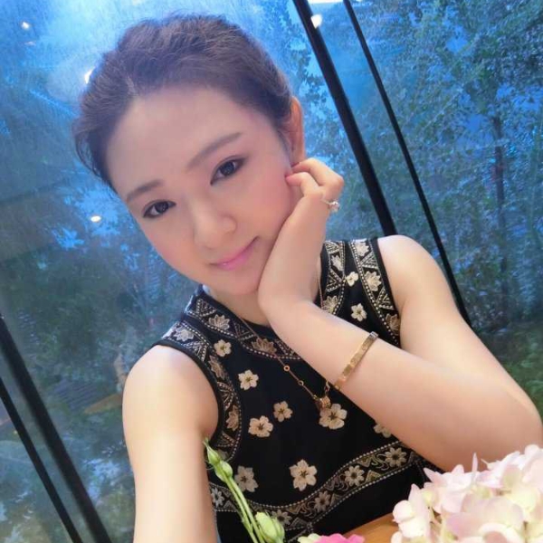 伪幸福努力的照片