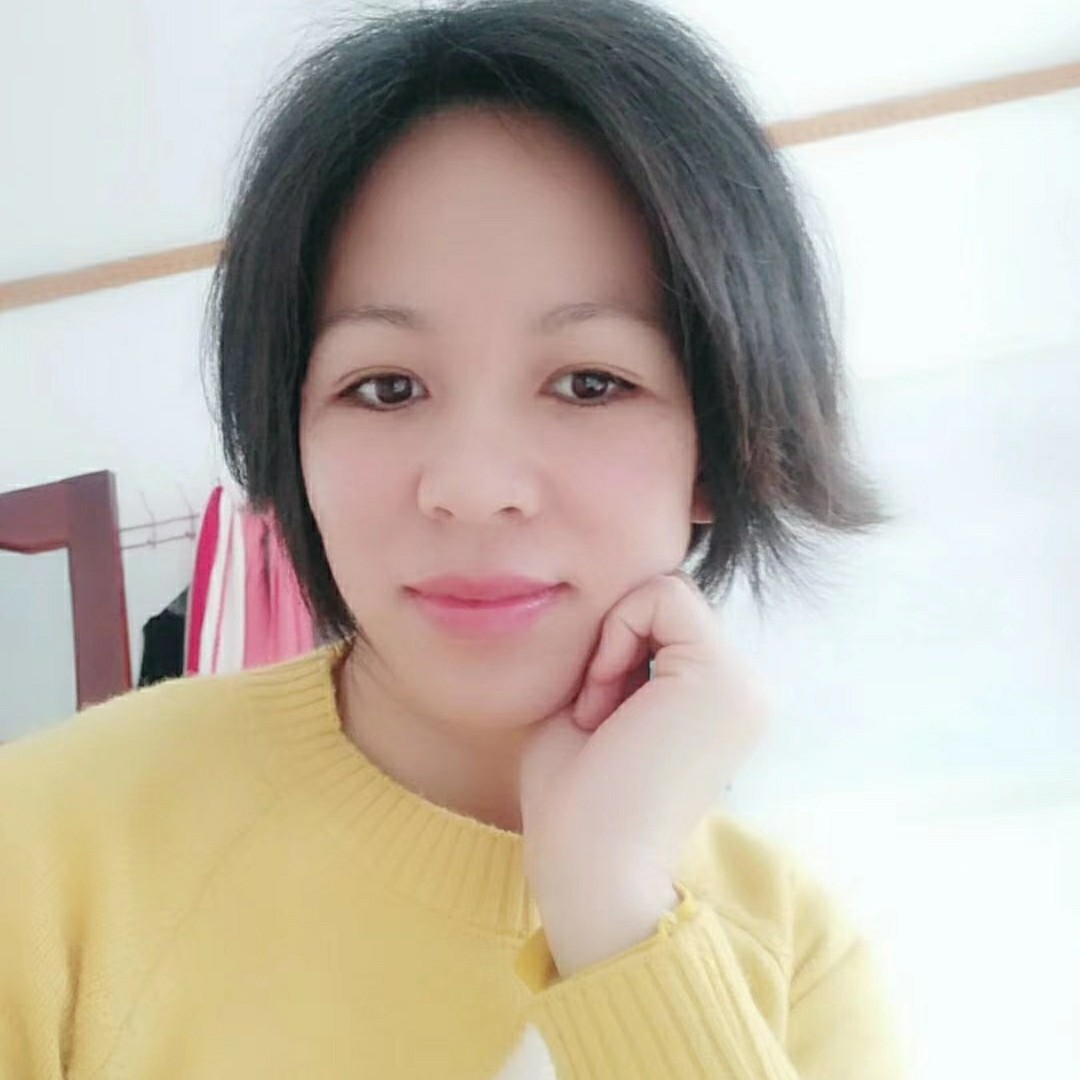 微微的笑。的照片