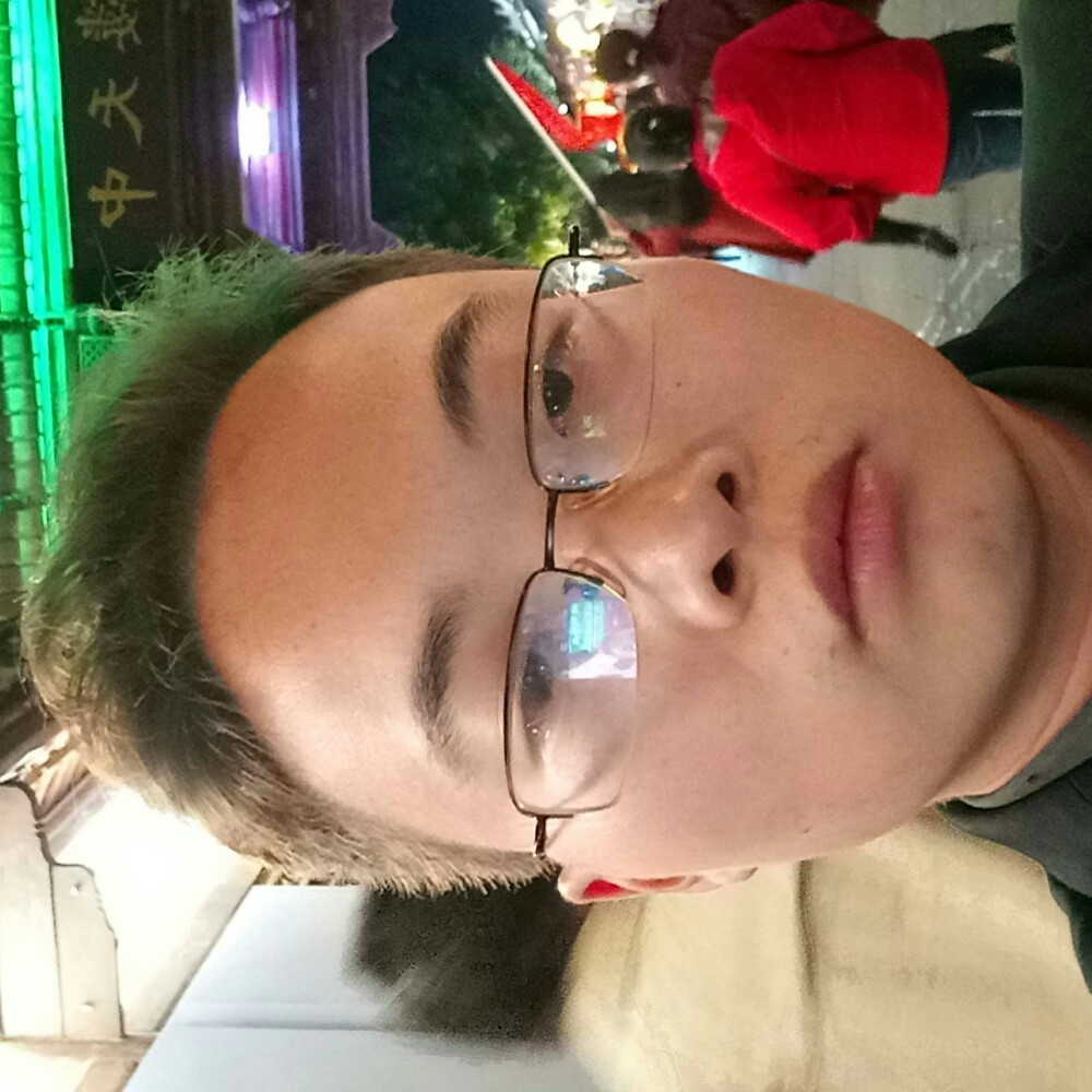 动漫宅男的照片