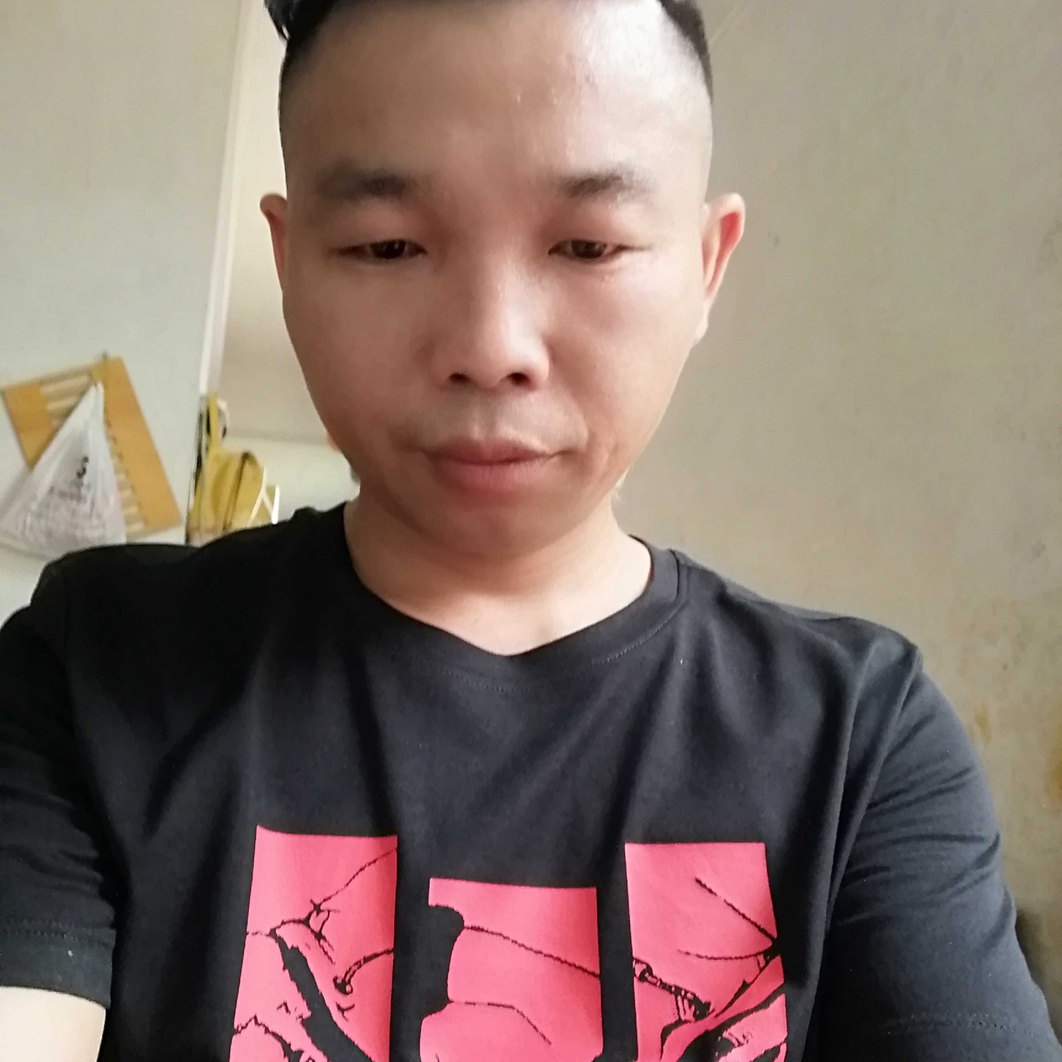 小伙踢勤劳的照片