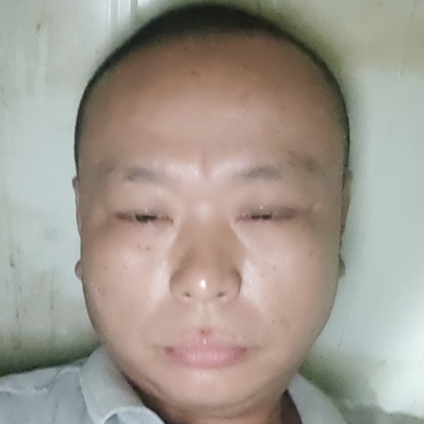 黑裤微笑的照片
