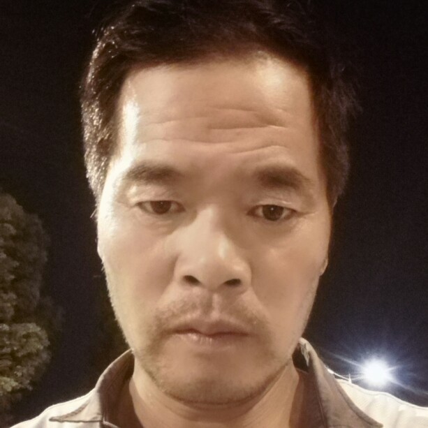 若溪拿跳跃的照片